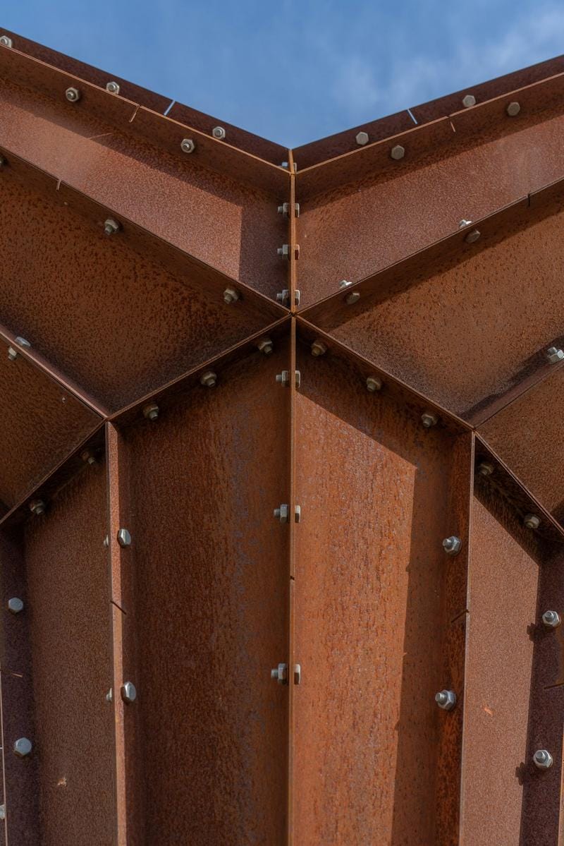 A detailed illustration of biodegradable polymer scaffolds supporting tissue regeneration in a laboratory setting